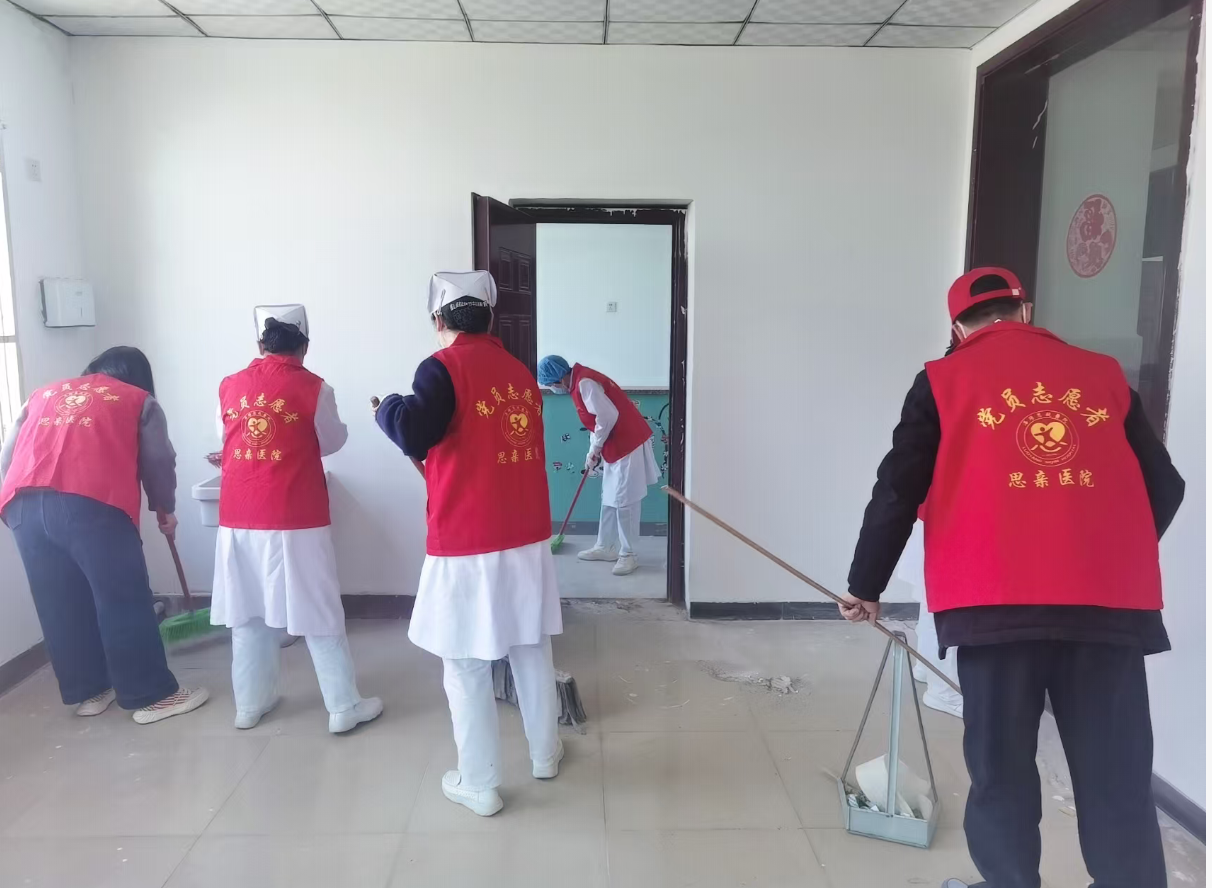 红马甲在行动 | 思亲医院党员志愿者开展义务劳动