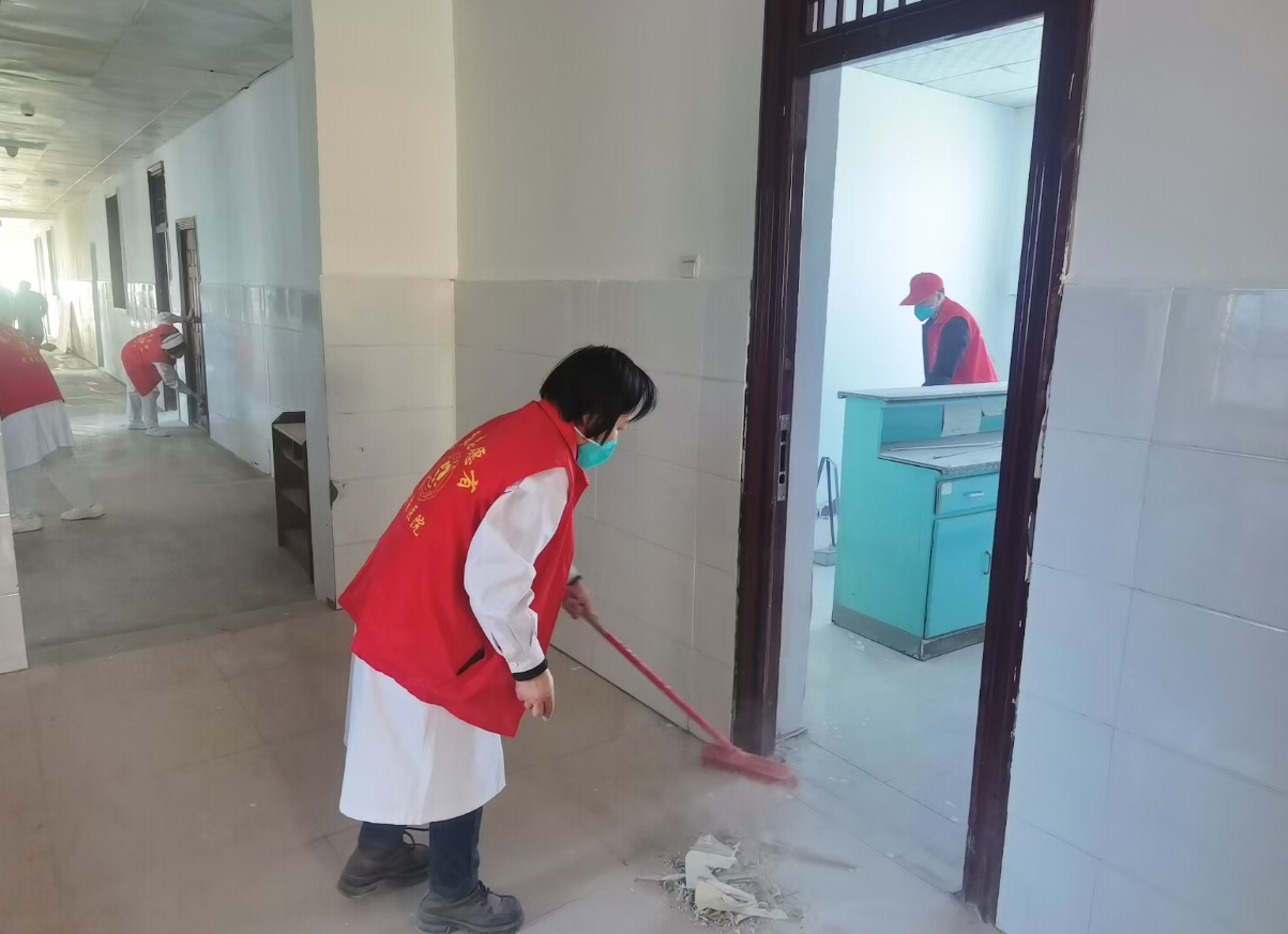 红马甲在行动 | 思亲医院党员志愿者开展义务劳动