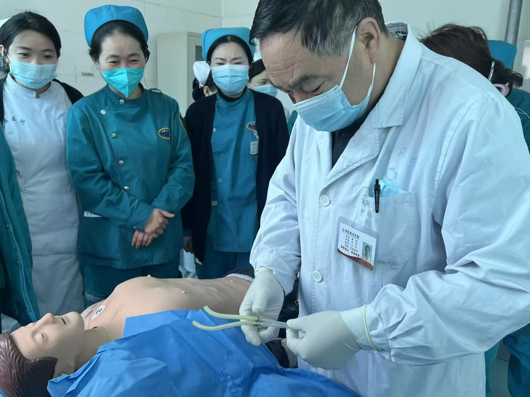 洛阳思亲医院：以学促练，以练赋能。李军主任开展紧急胸腔穿刺术教学，理论结合实操