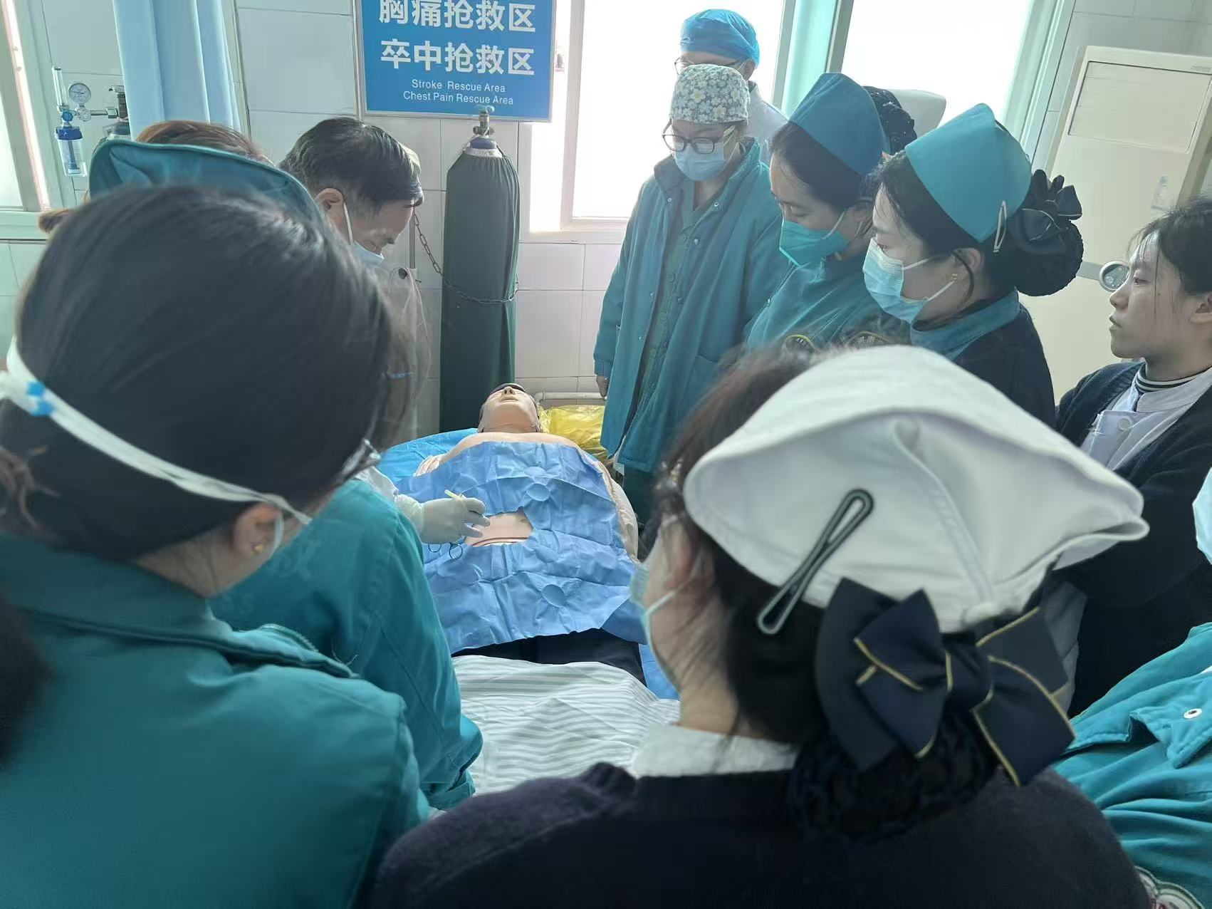 洛阳思亲医院：以学促练，以练赋能。李军主任开展紧急胸腔穿刺术教学，理论结合实操