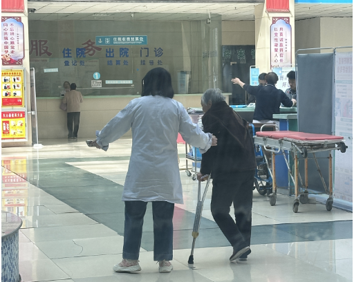 暖心服务｜老人独自来院就诊，我们用行动传递温度