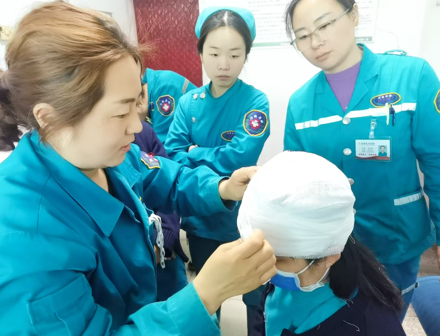 练“救”真本领，筑牢生命防线｜我院开展急救包扎技能培训