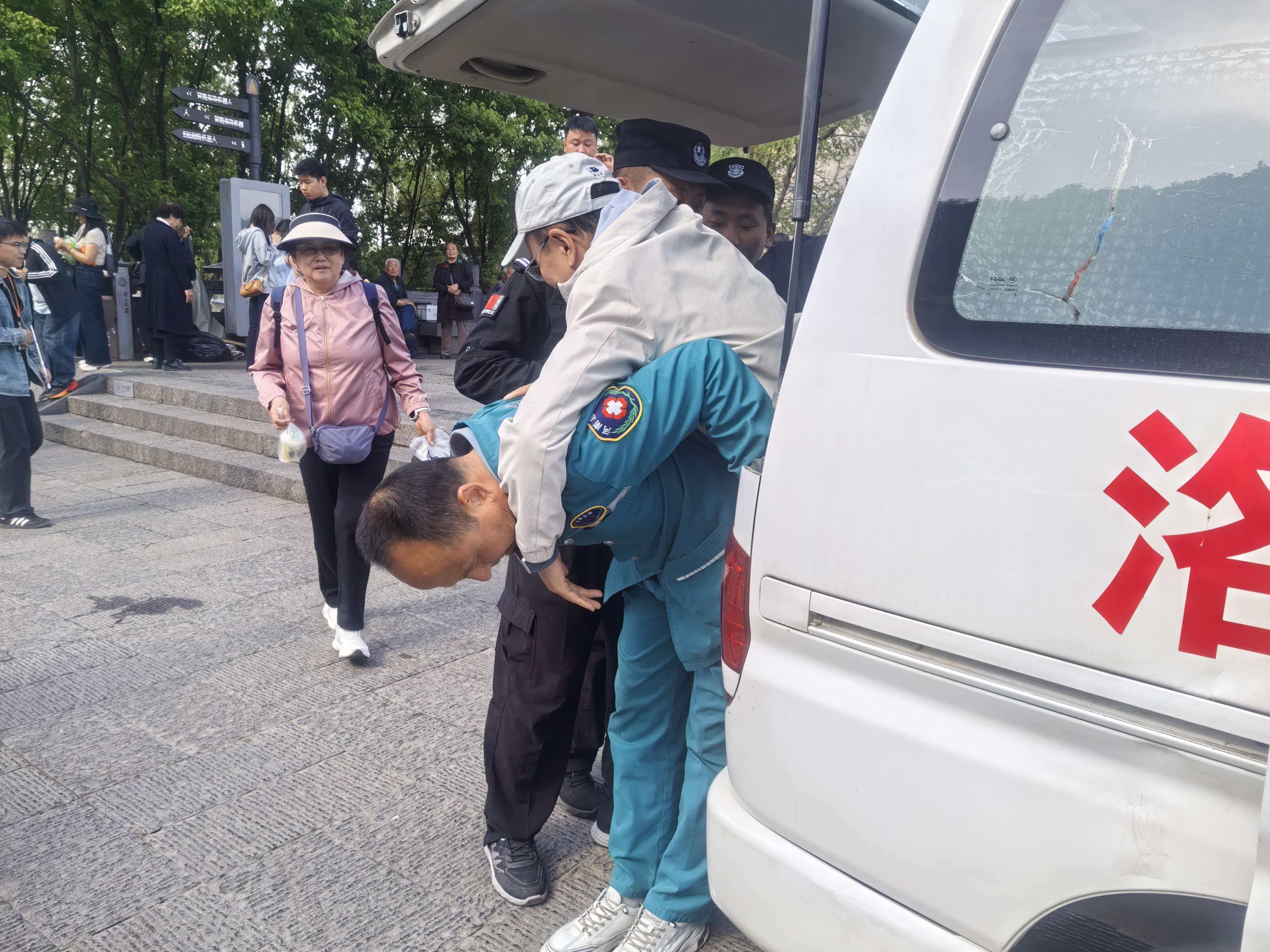 暖心！外地游客龙门石窟跌伤，我院急诊司机张新军背起患者走出人群