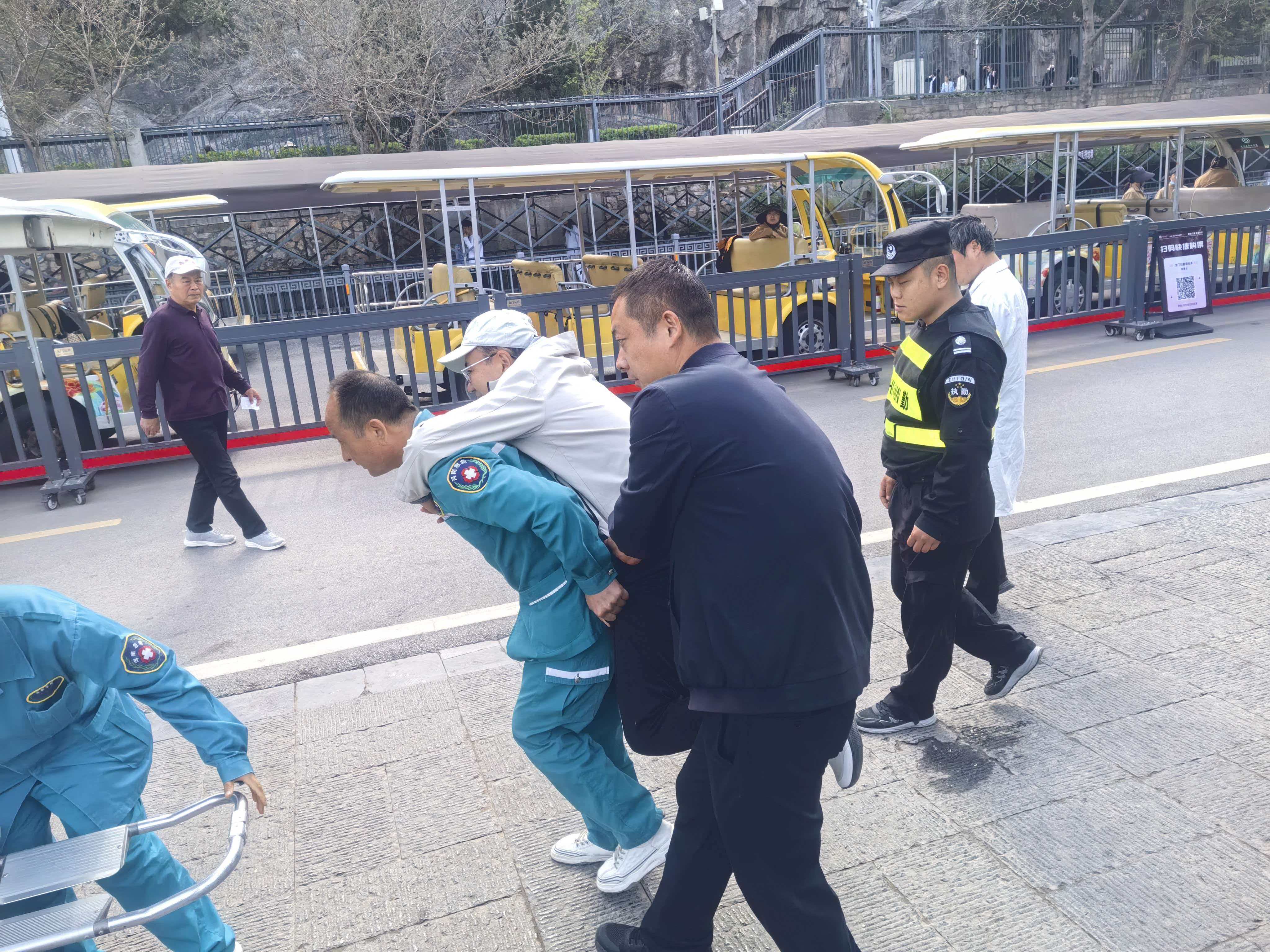 暖心！外地游客龙门石窟跌伤，我院急诊司机张新军背起患者走出人群