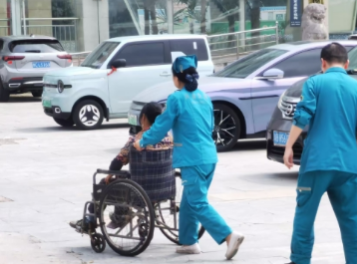 突发急性腹痛别硬扛，急诊科医生告诉你四件事千万不能做